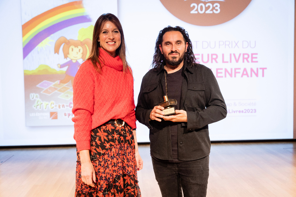 Adel Bounif reçoit le prix du meilleur Livre Jeunesse Enfant lors de la cérémonie du Prix Handi-Livres 2023